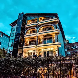 https://broadway-hotel.hotels-in-tirana.com